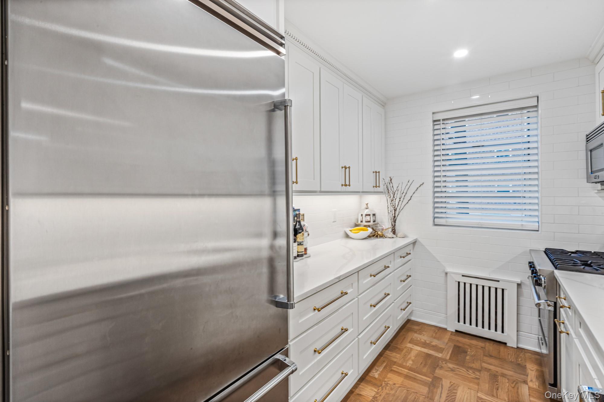 40 Schenck Avenue # 1L, Great Neck, NY 11021