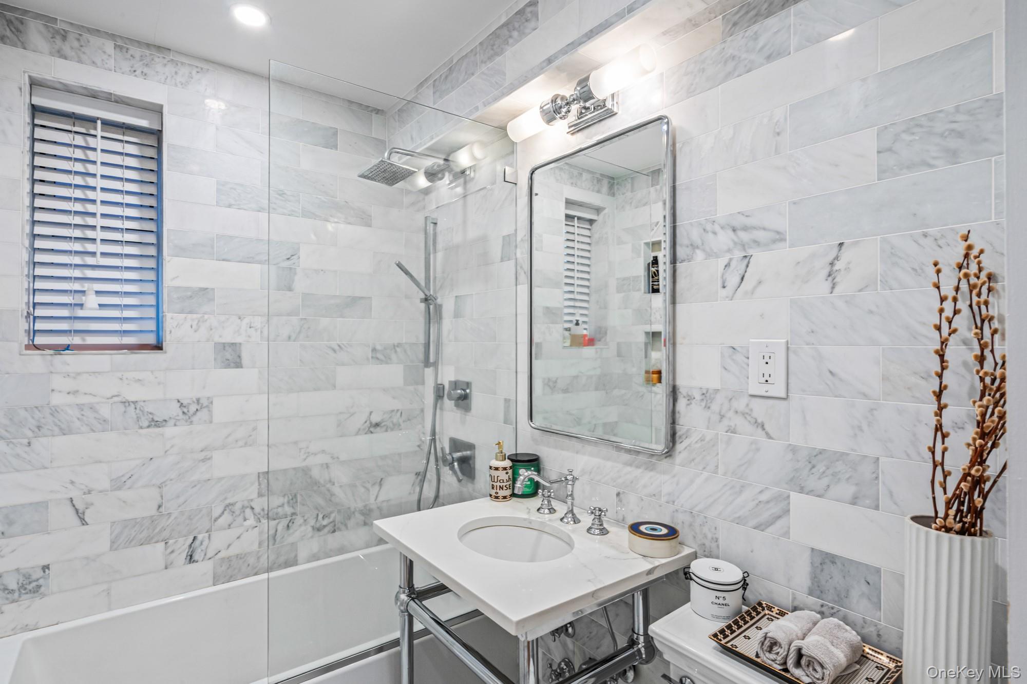 40 Schenck Avenue # 1L, Great Neck, NY 11021