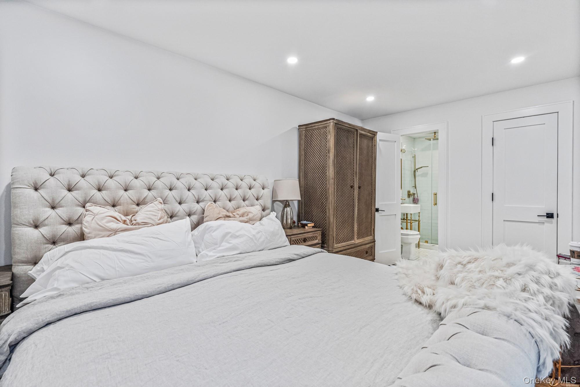 40 Schenck Avenue # 1L, Great Neck, NY 11021