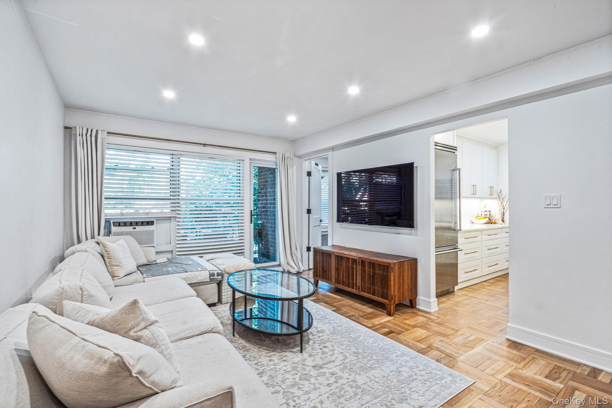 40 Schenck Avenue # 1L, Great Neck, NY 11021