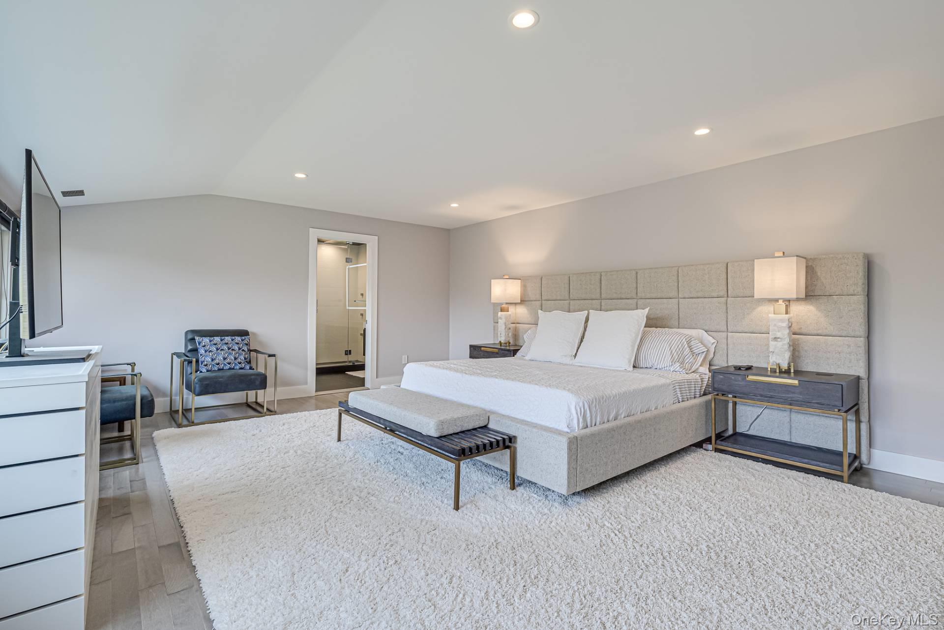 14 Atterbury Road, Southampton, NY 11968