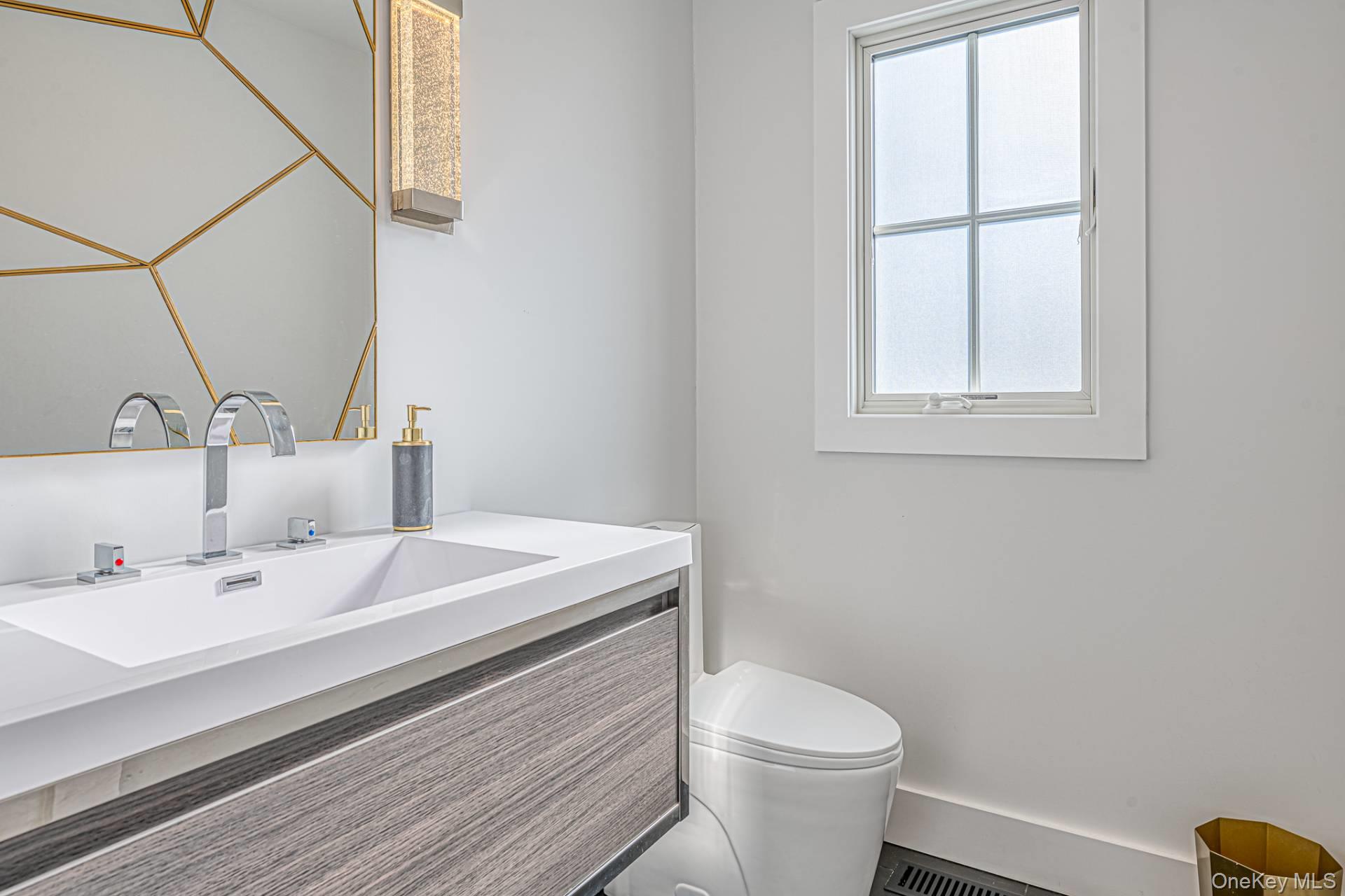 14 Atterbury Road, Southampton, NY 11968