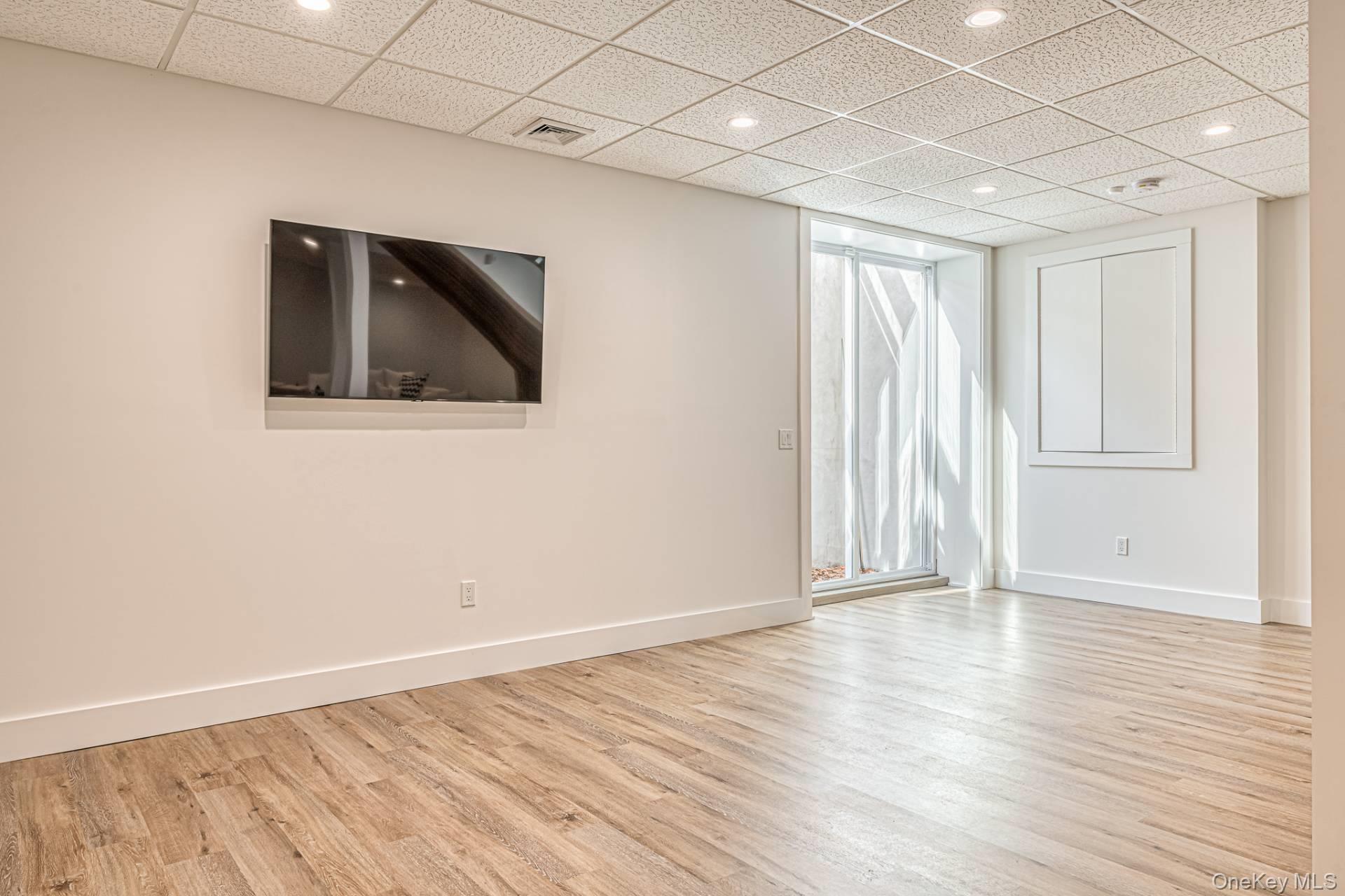 14 Atterbury Road, Southampton, NY 11968