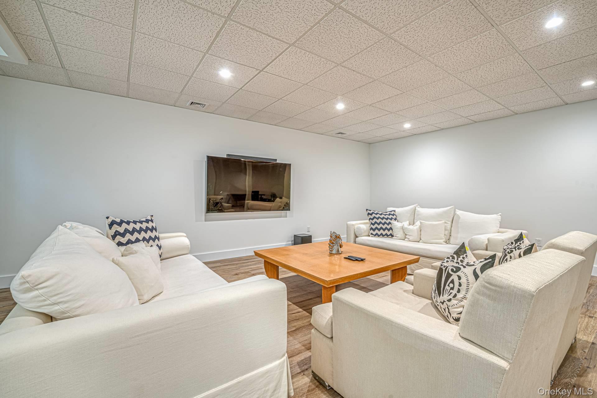 14 Atterbury Road, Southampton, NY 11968