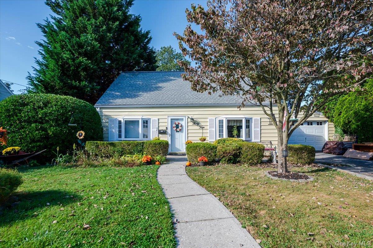 34 Curve Lane, Levittown, NY 11756