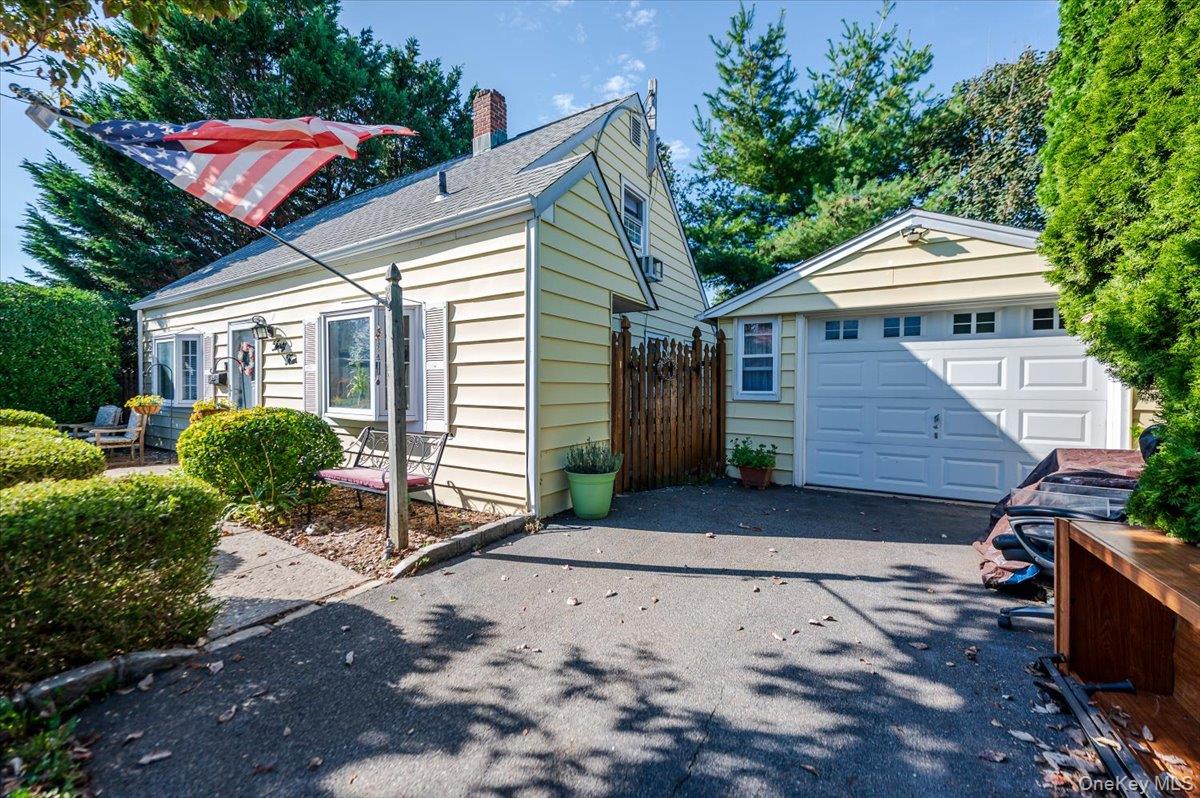 34 Curve Lane, Levittown, NY 11756