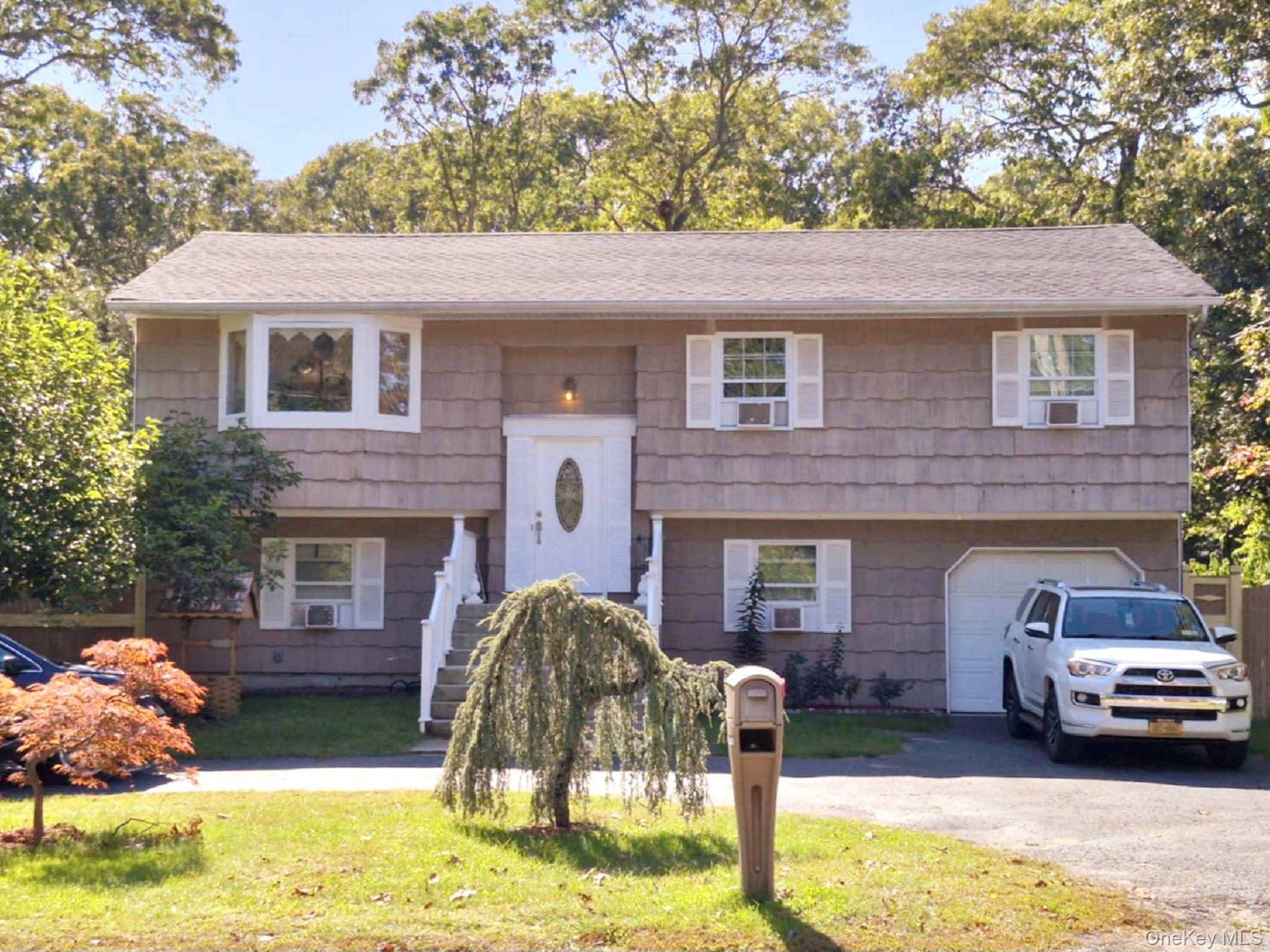 40 Pauls Path, Coram, NY 11727