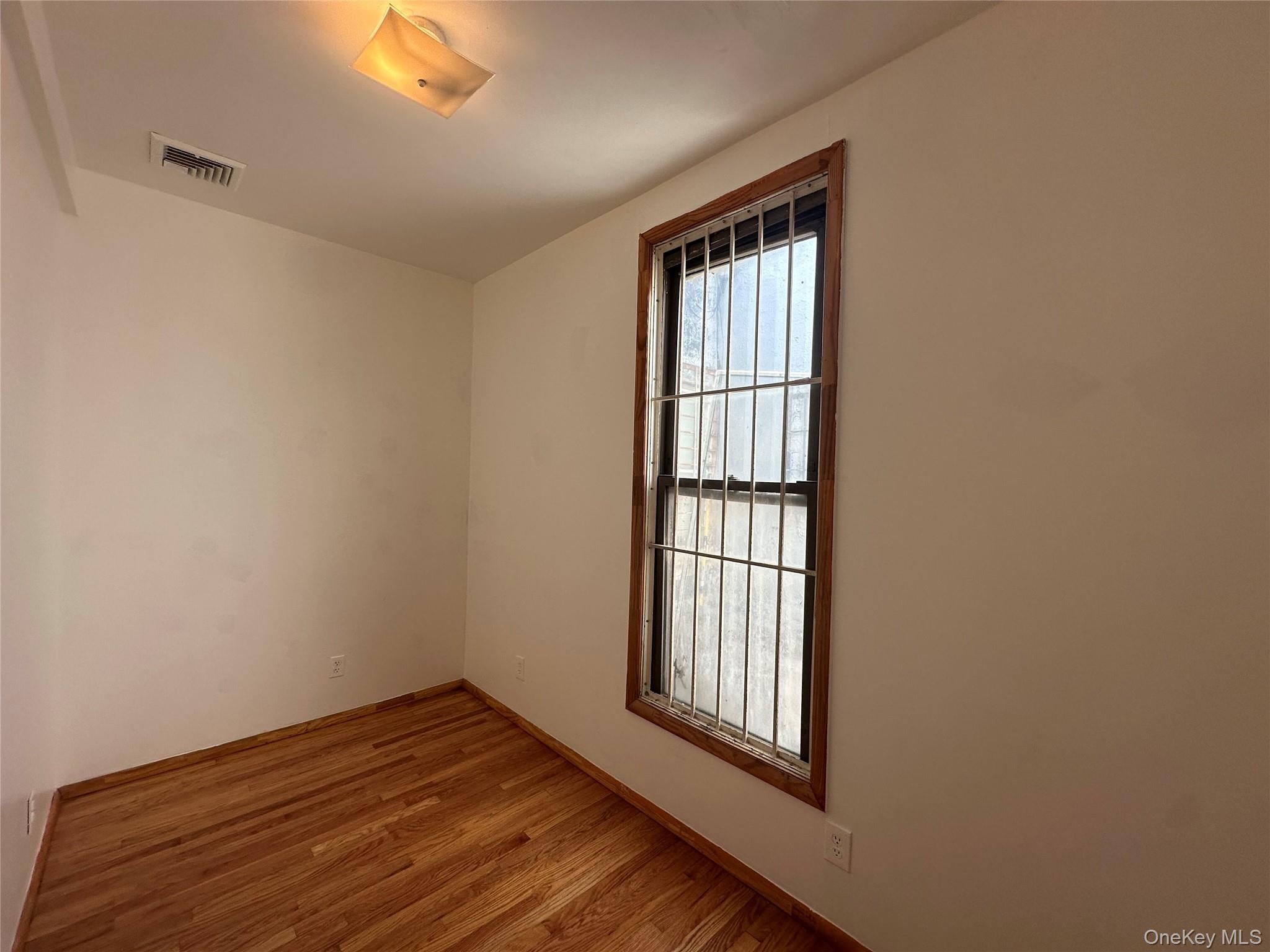 76-09 Roosevelt Avenue, Jackson Heights, NY 11372