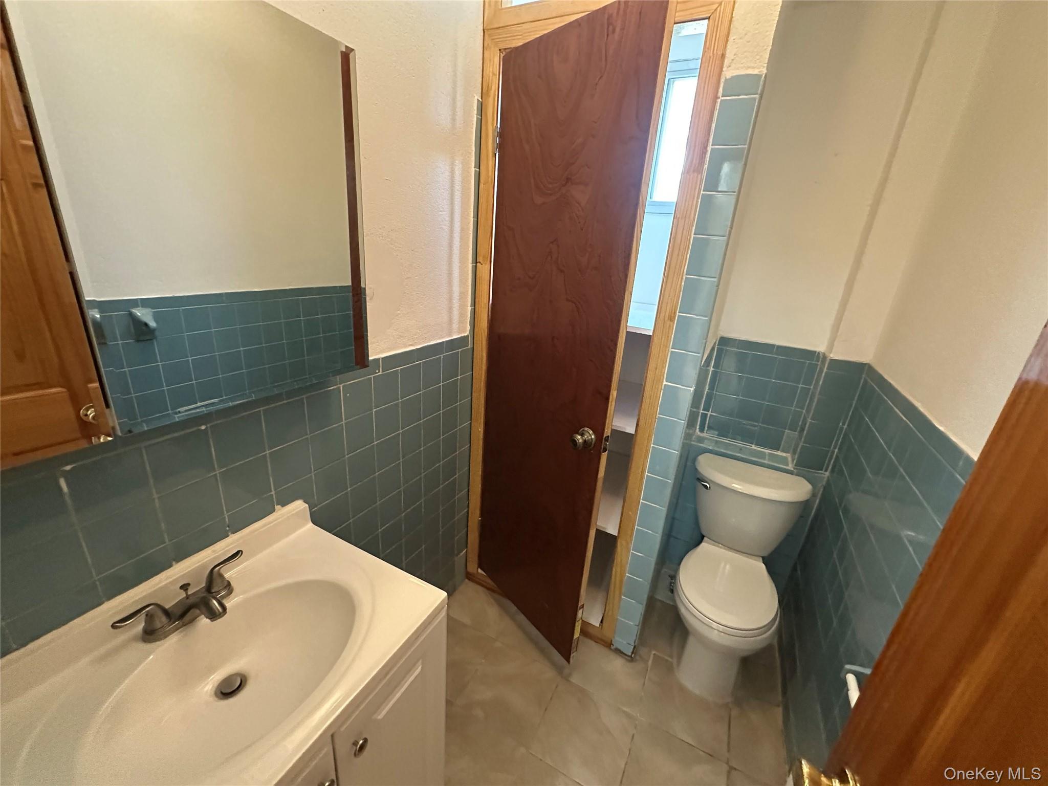 76-09 Roosevelt Avenue, Jackson Heights, NY 11372