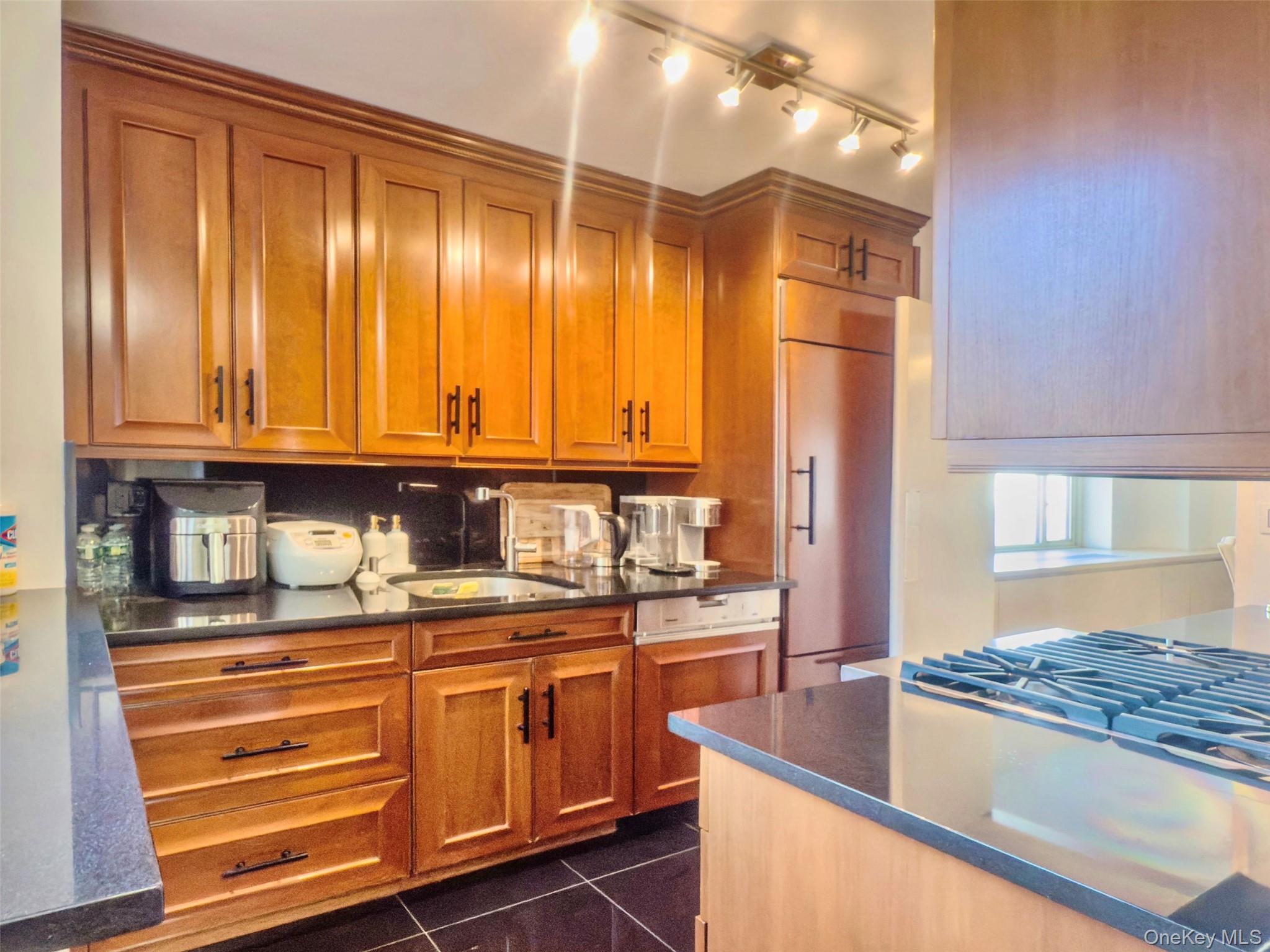 166 E 63 Street # 10C, New York (Manhattan), NY 10065