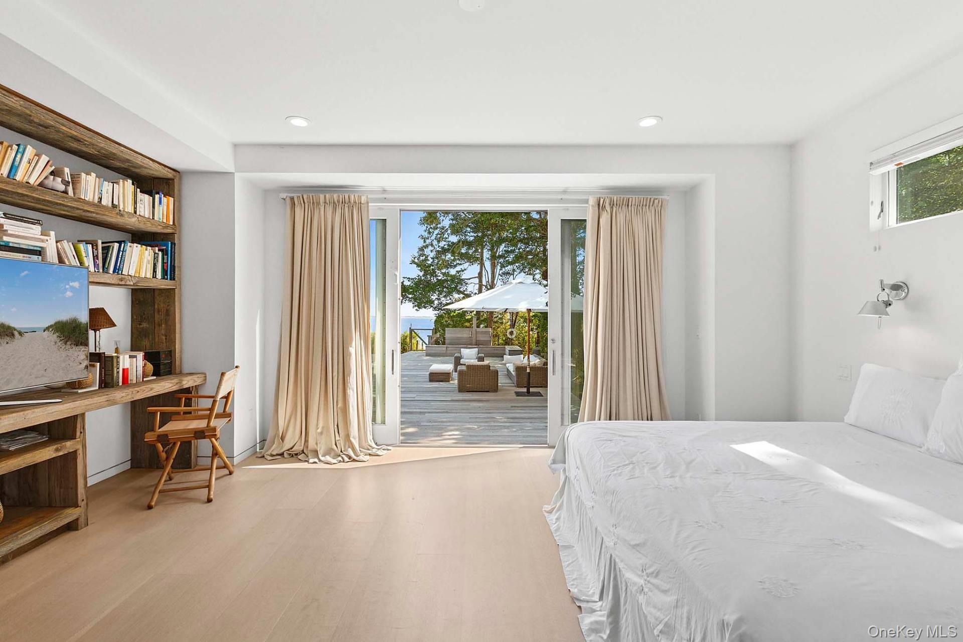 8 Russell Lane, Hampton Bays, NY 11946