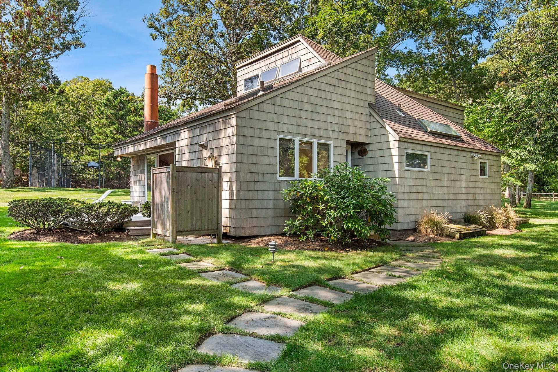 8 Russell Lane, Hampton Bays, NY 11946