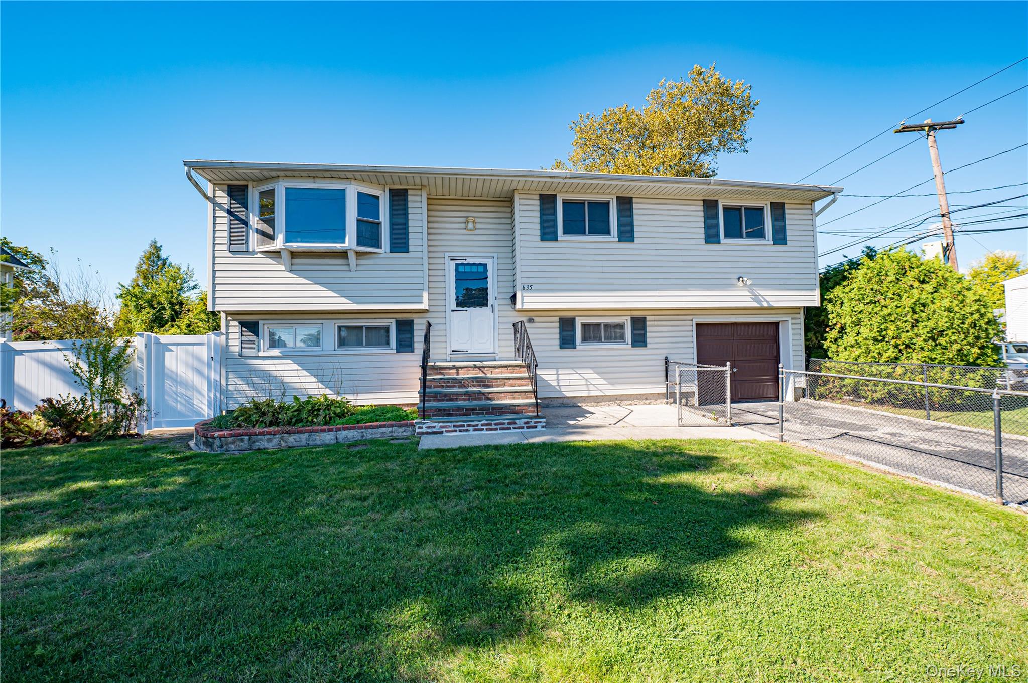 635 S Wellwood Avenue, Lindenhurst, NY 11757