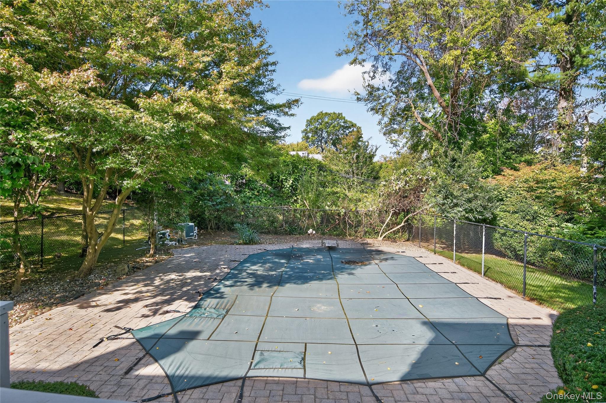 39 Hummingbird Drive, East Hills, NY 11576