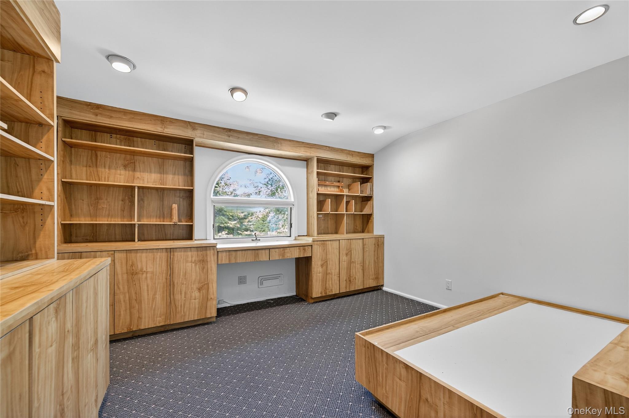 39 Hummingbird Drive, East Hills, NY 11576