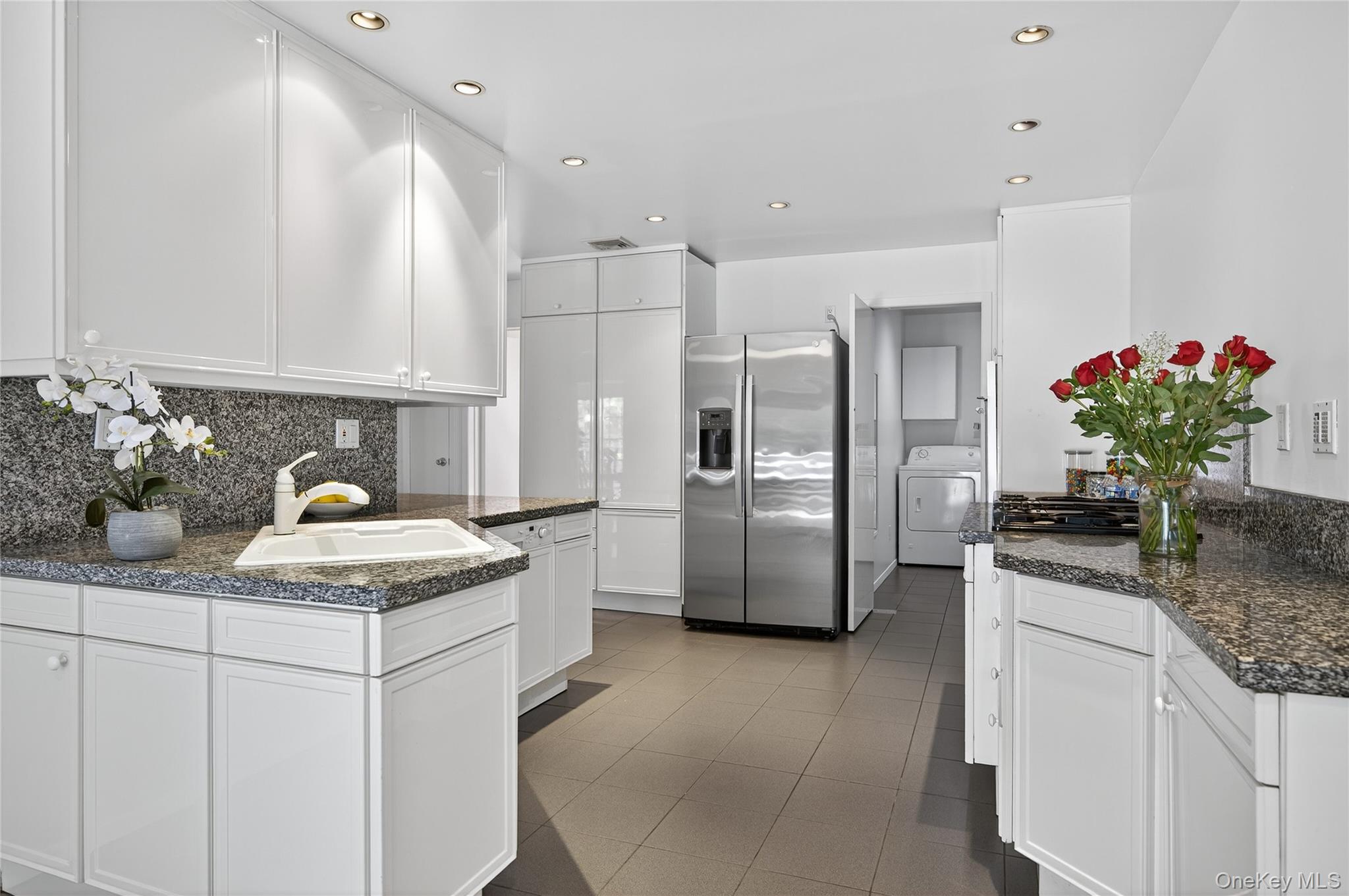 39 Hummingbird Drive, East Hills, NY 11576