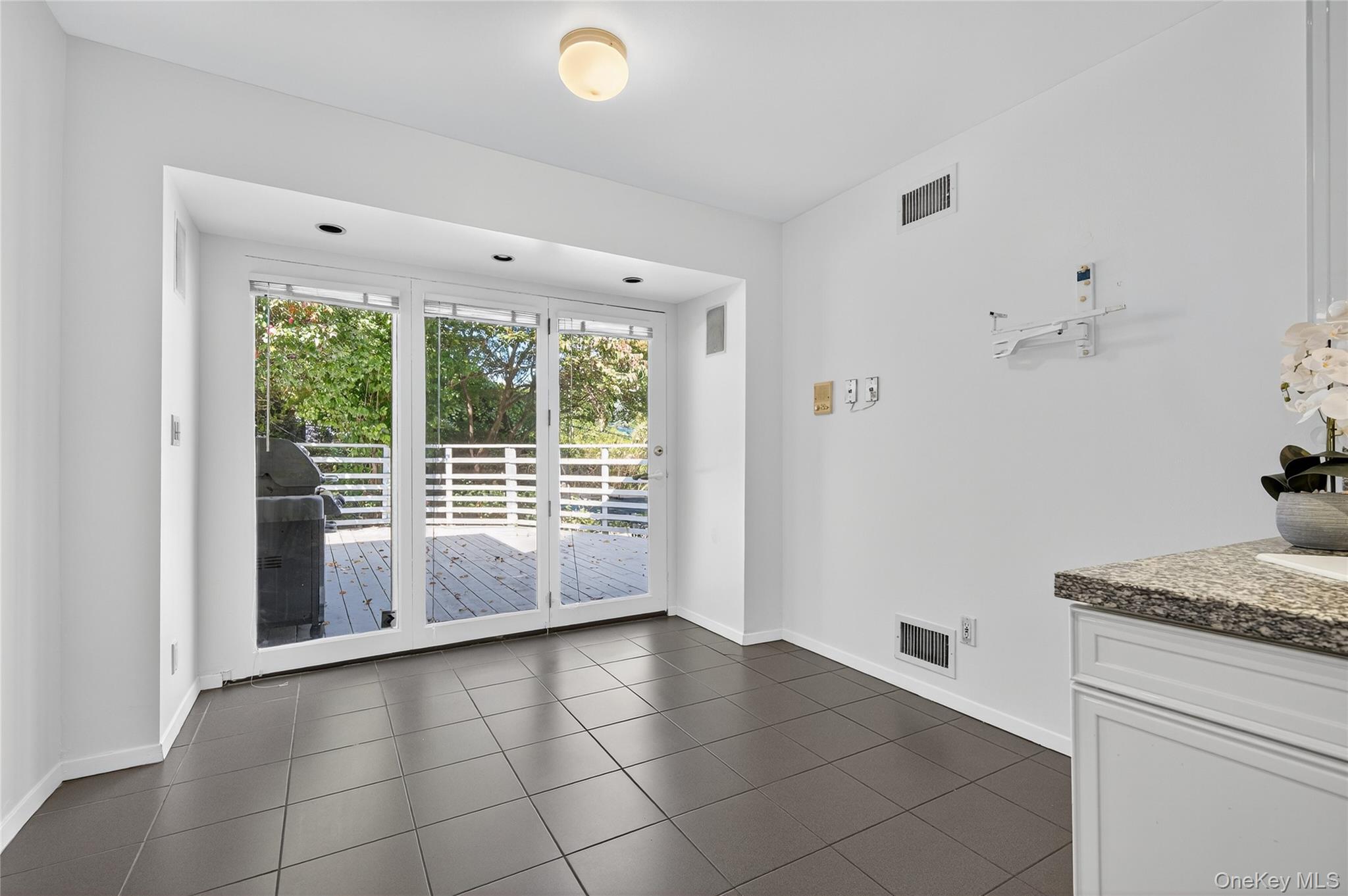 39 Hummingbird Drive, East Hills, NY 11576