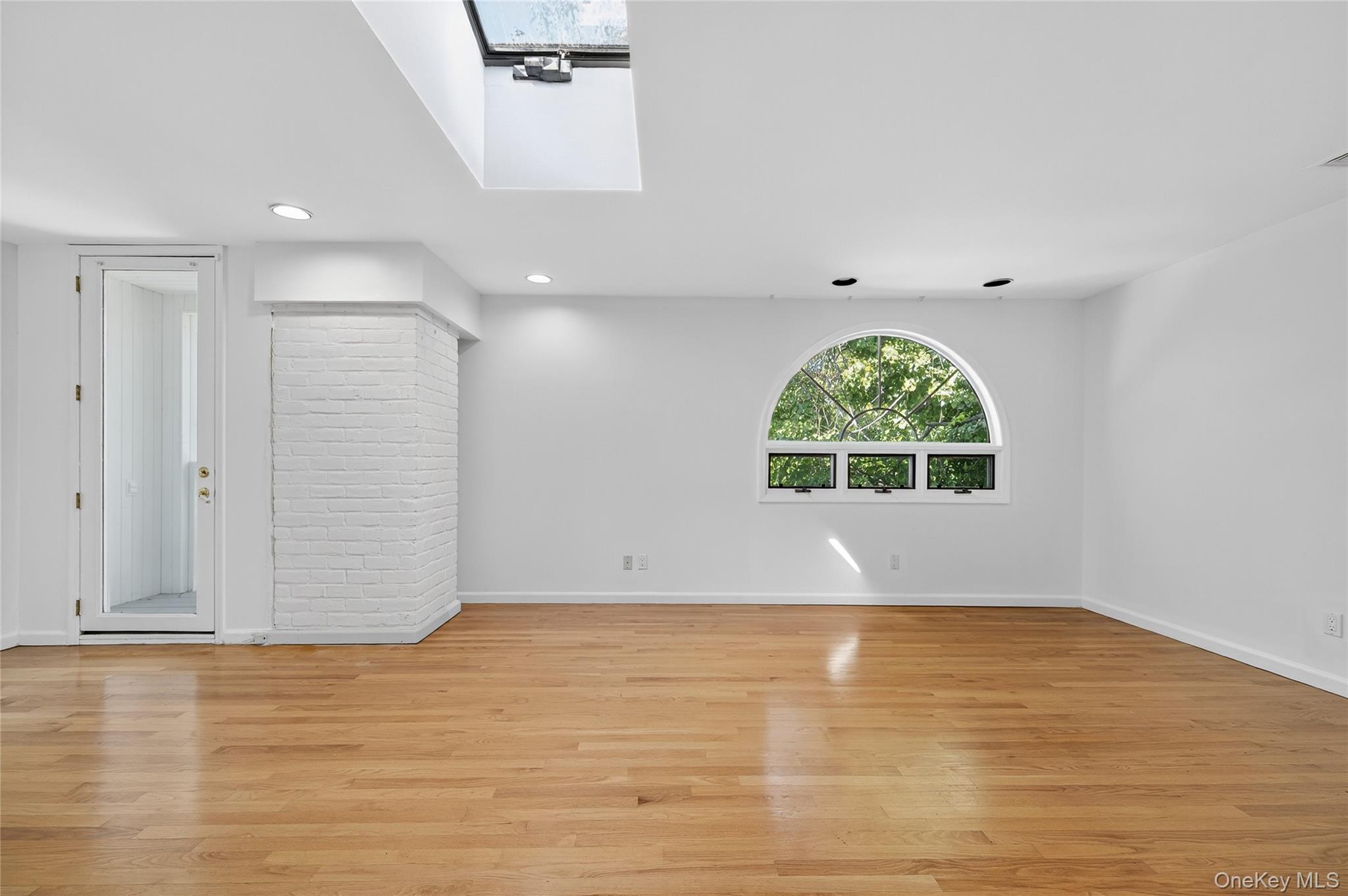 39 Hummingbird Drive, East Hills, NY 11576