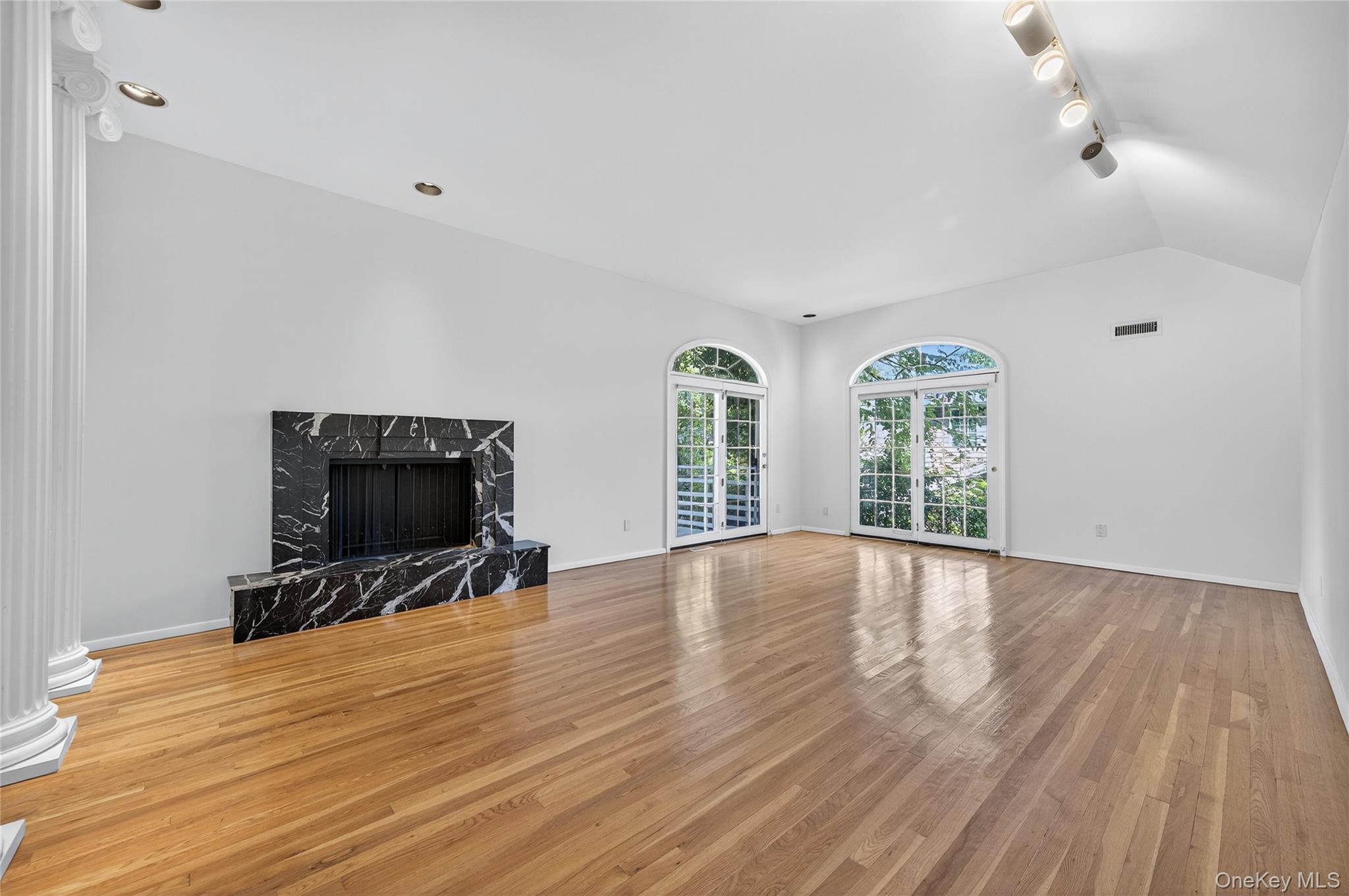 39 Hummingbird Drive, East Hills, NY 11576