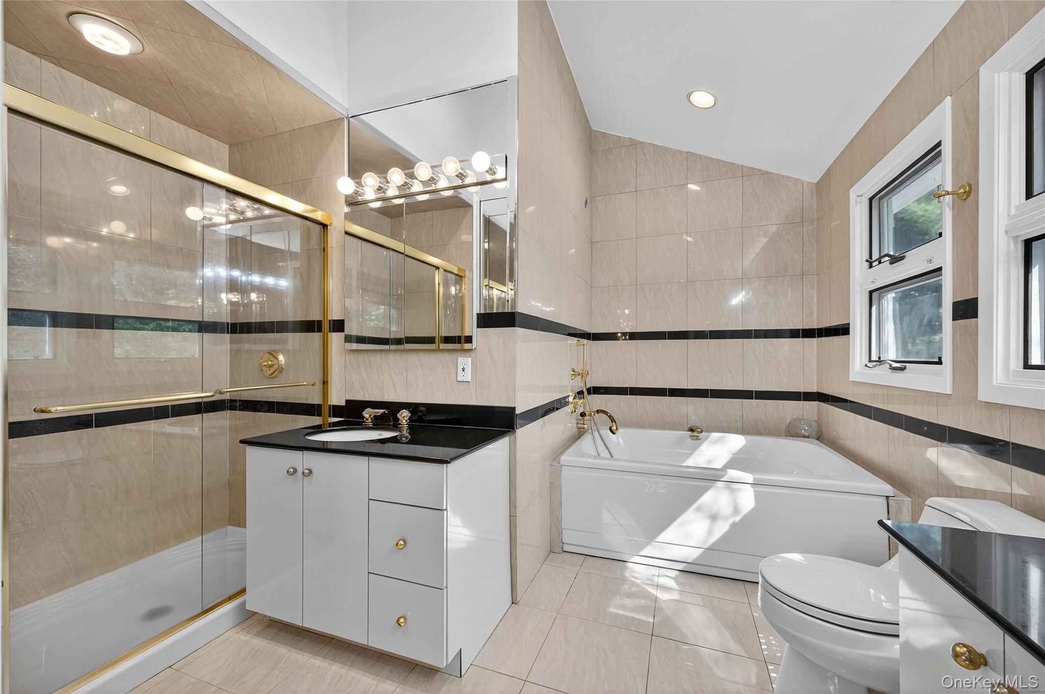 39 Hummingbird Drive, East Hills, NY 11576