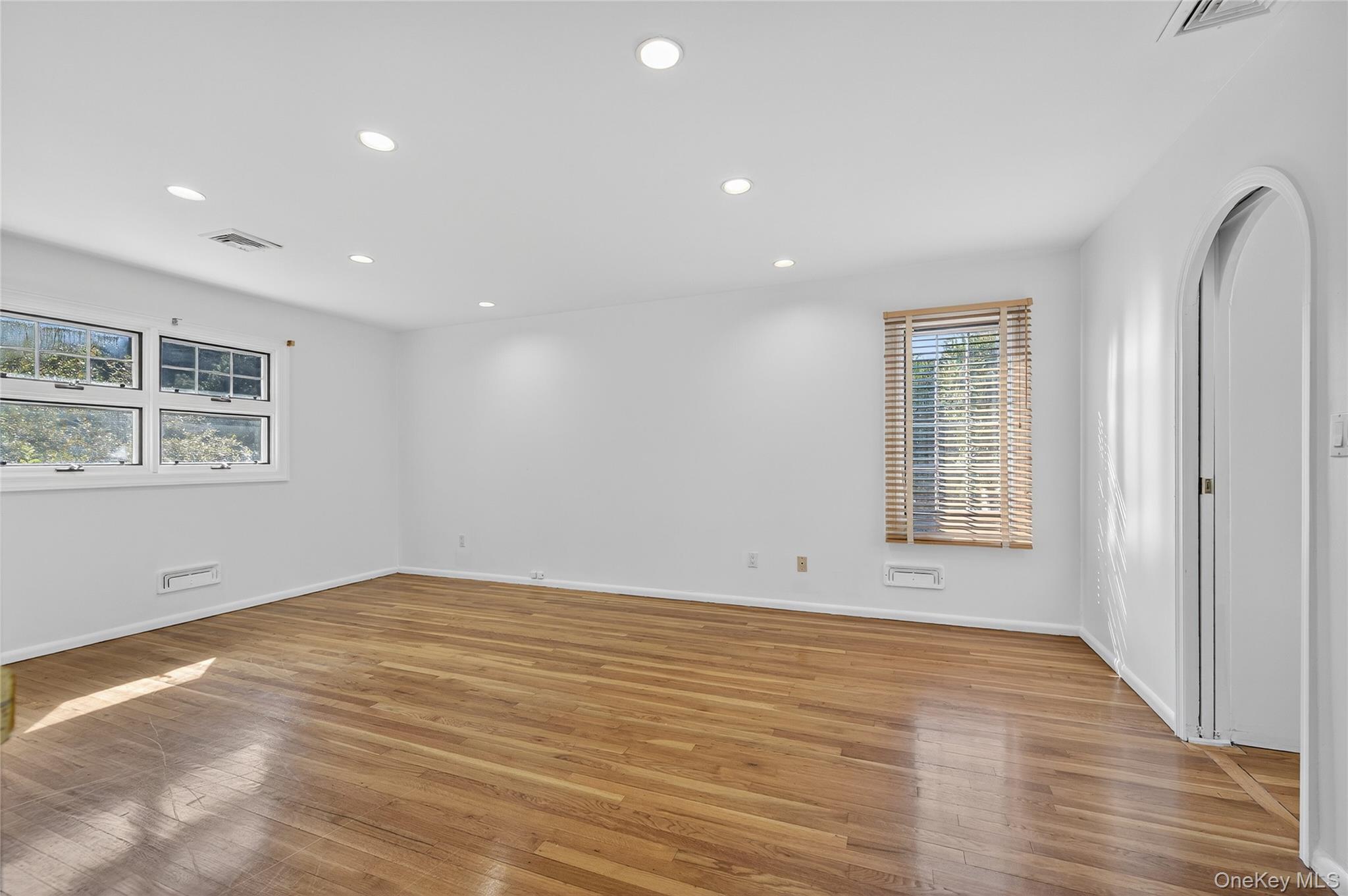 39 Hummingbird Drive, East Hills, NY 11576