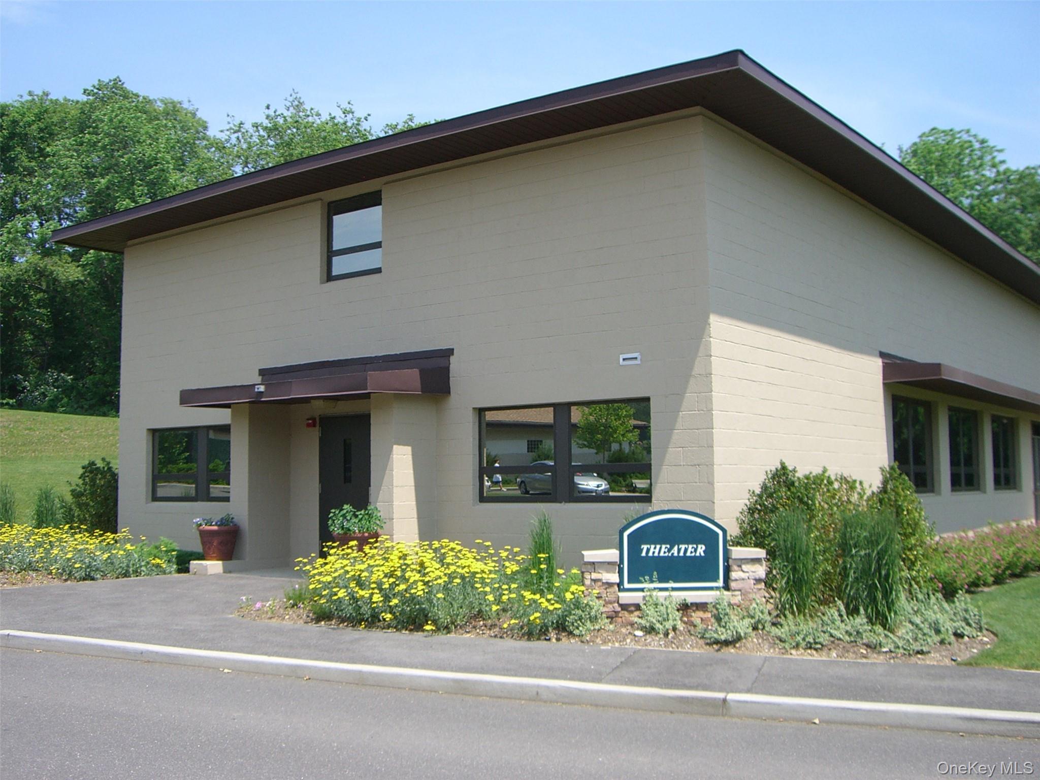 39 Hummingbird Drive, East Hills, NY 11576