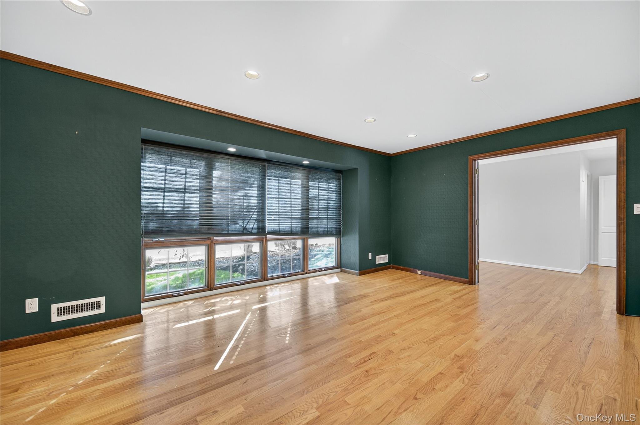 39 Hummingbird Drive, East Hills, NY 11576