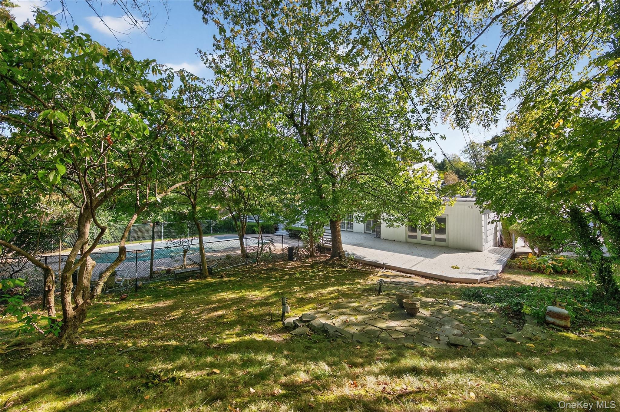 39 Hummingbird Drive, East Hills, NY 11576