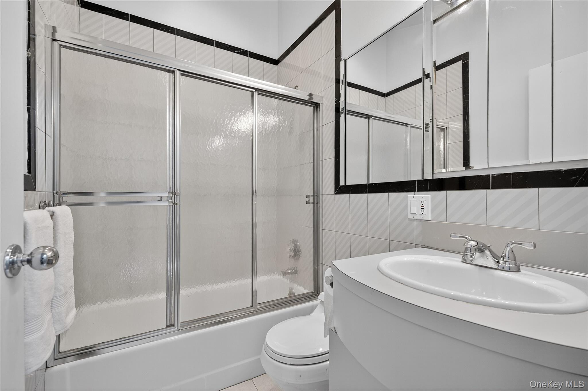 39 Hummingbird Drive, East Hills, NY 11576