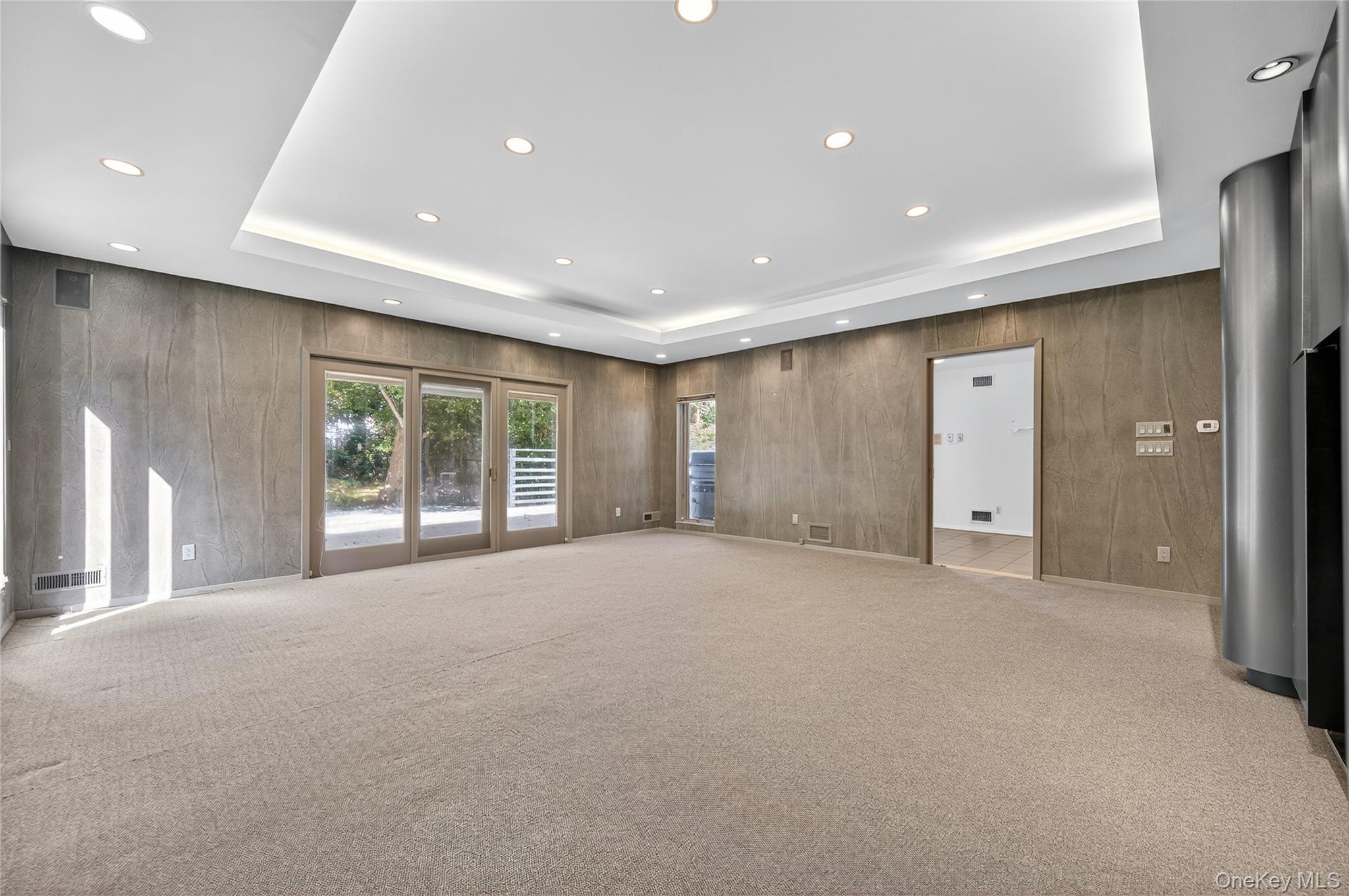 39 Hummingbird Drive, East Hills, NY 11576