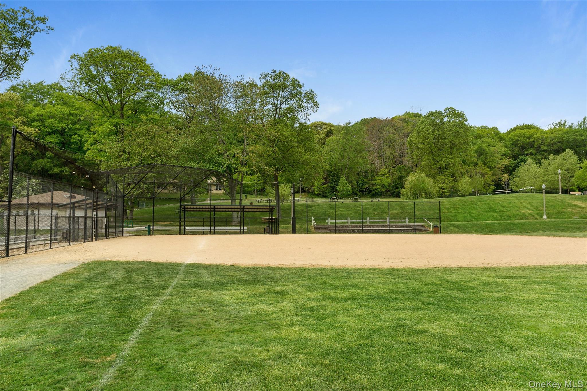 39 Hummingbird Drive, East Hills, NY 11576