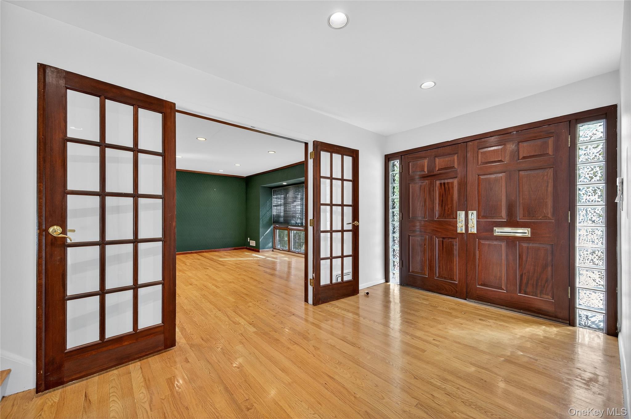 39 Hummingbird Drive, East Hills, NY 11576