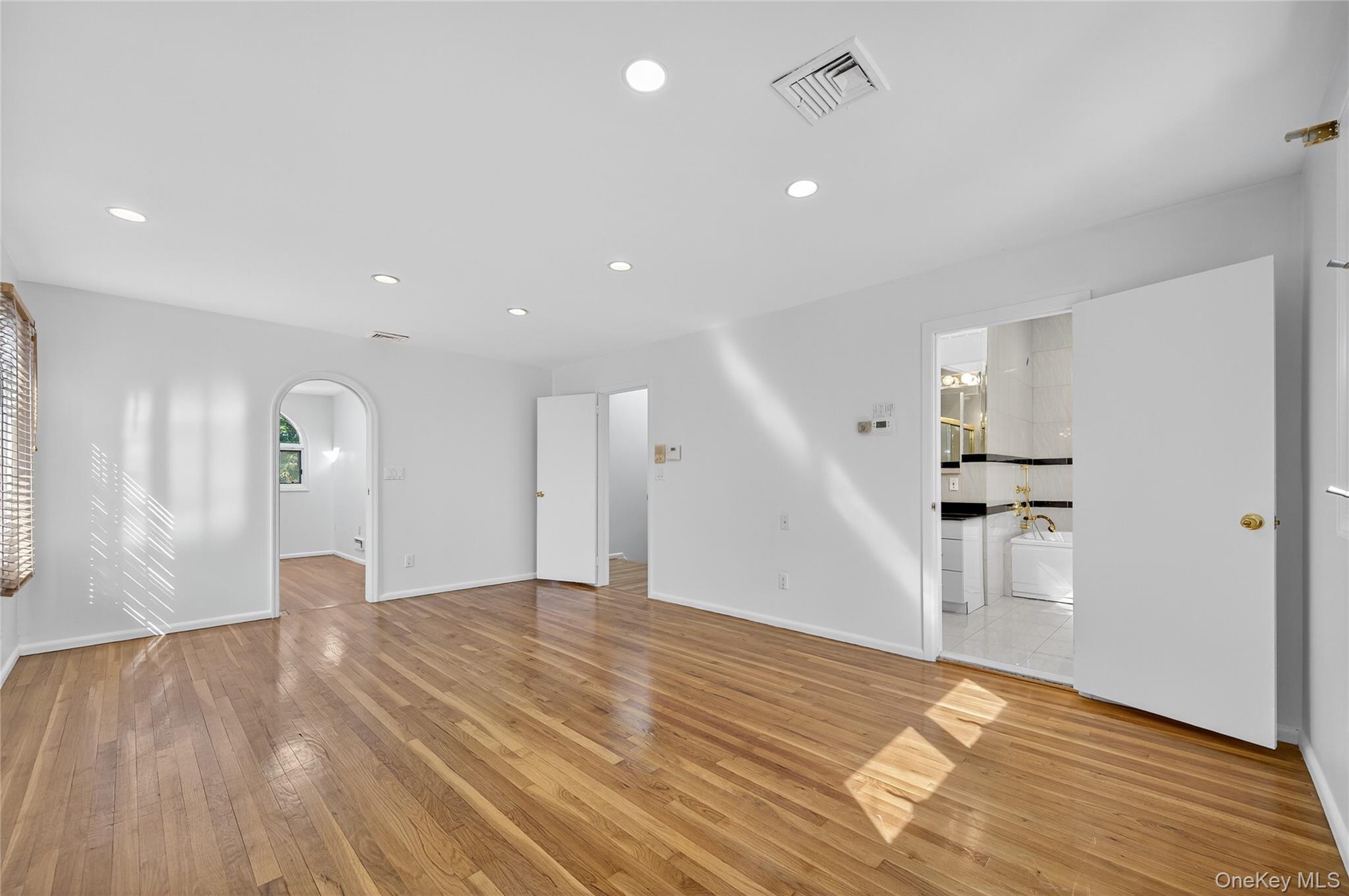 39 Hummingbird Drive, East Hills, NY 11576