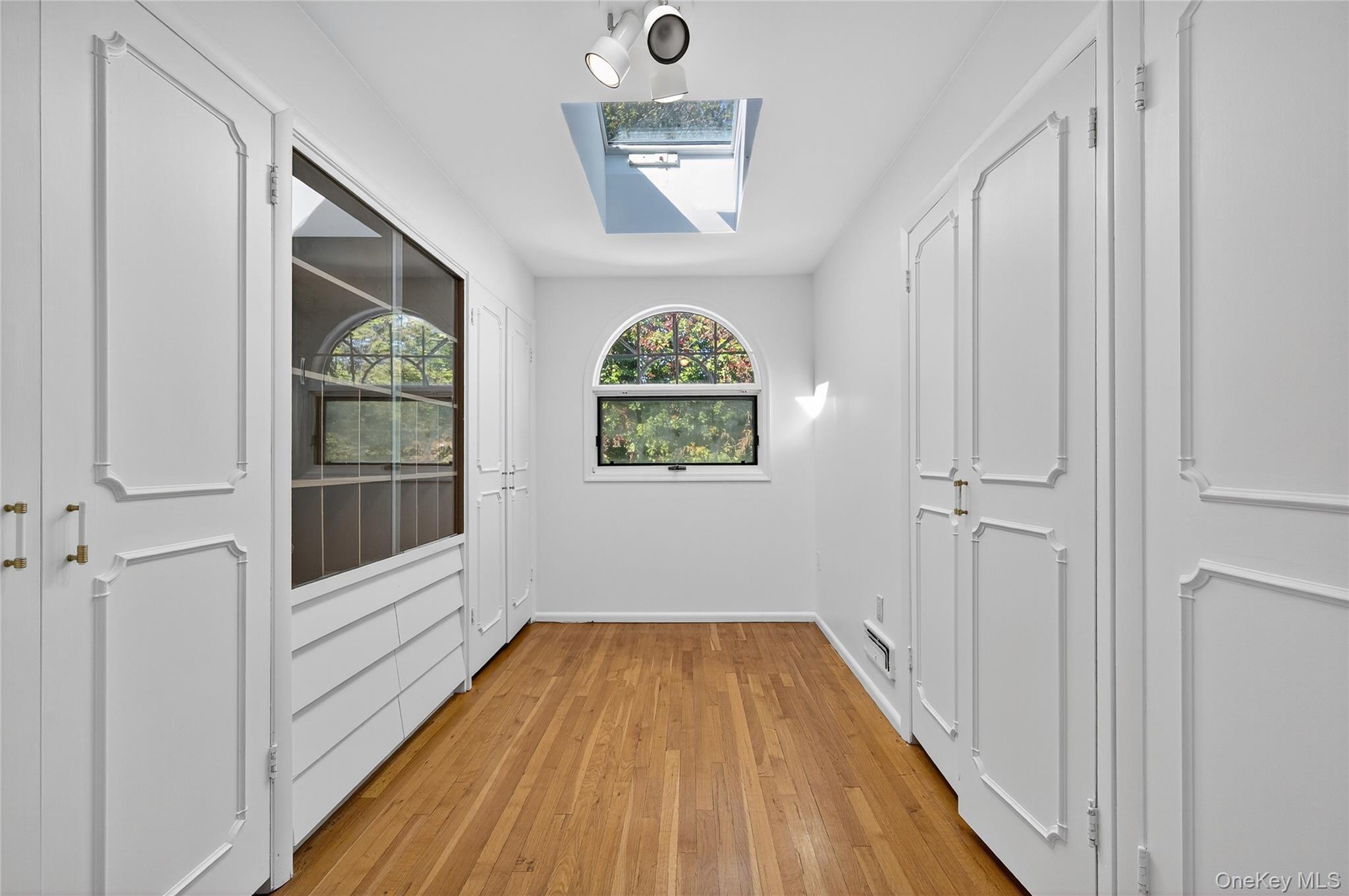 39 Hummingbird Drive, East Hills, NY 11576