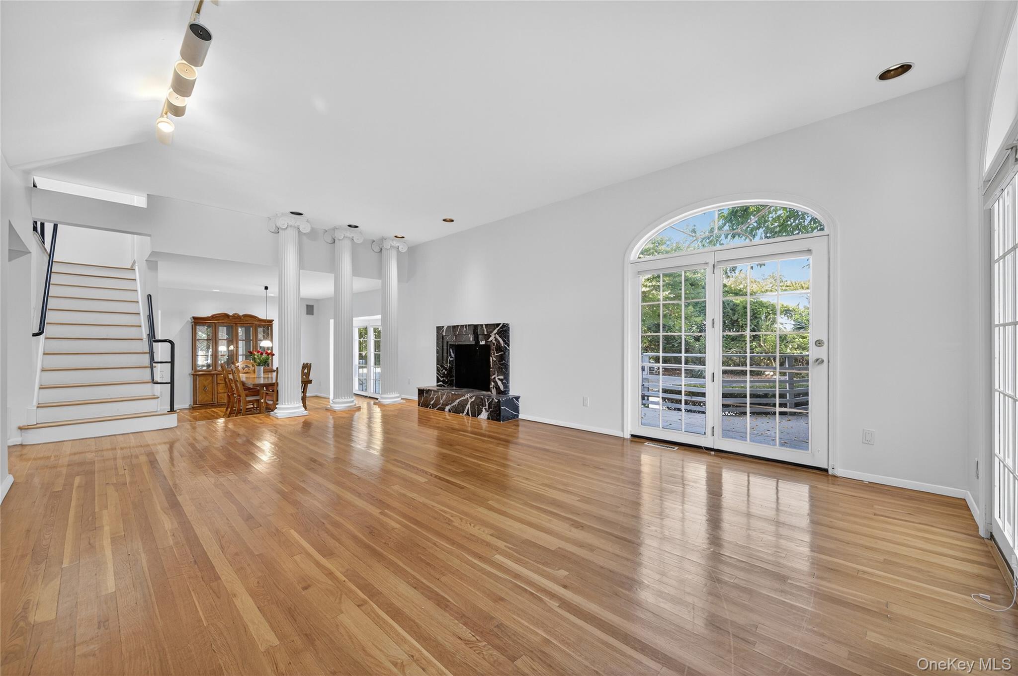 39 Hummingbird Drive, East Hills, NY 11576