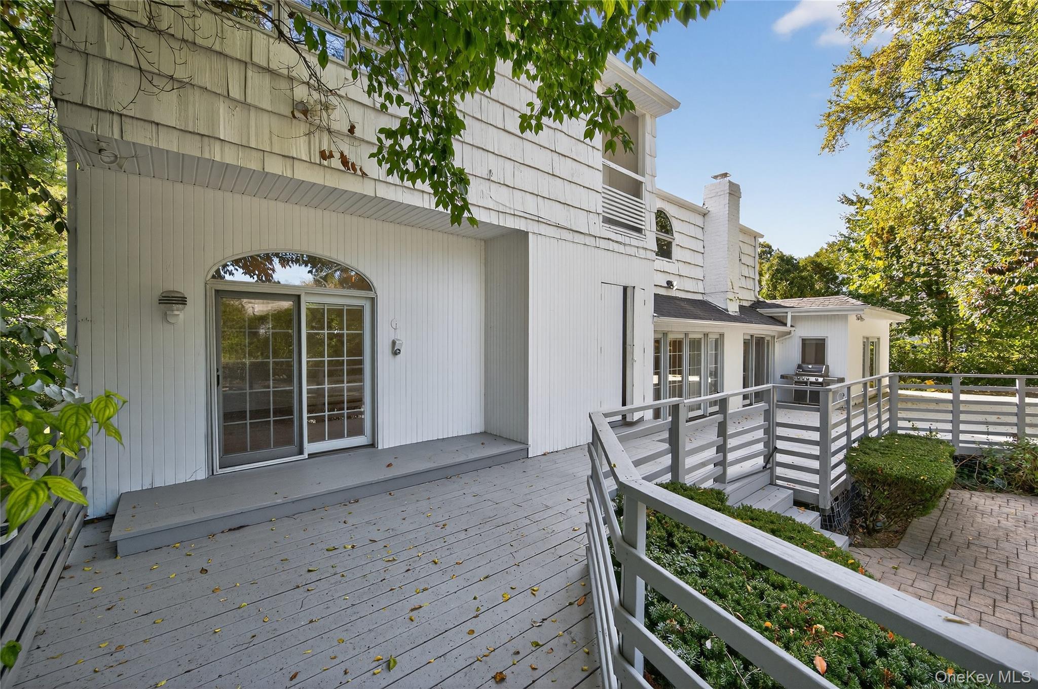 39 Hummingbird Drive, East Hills, NY 11576