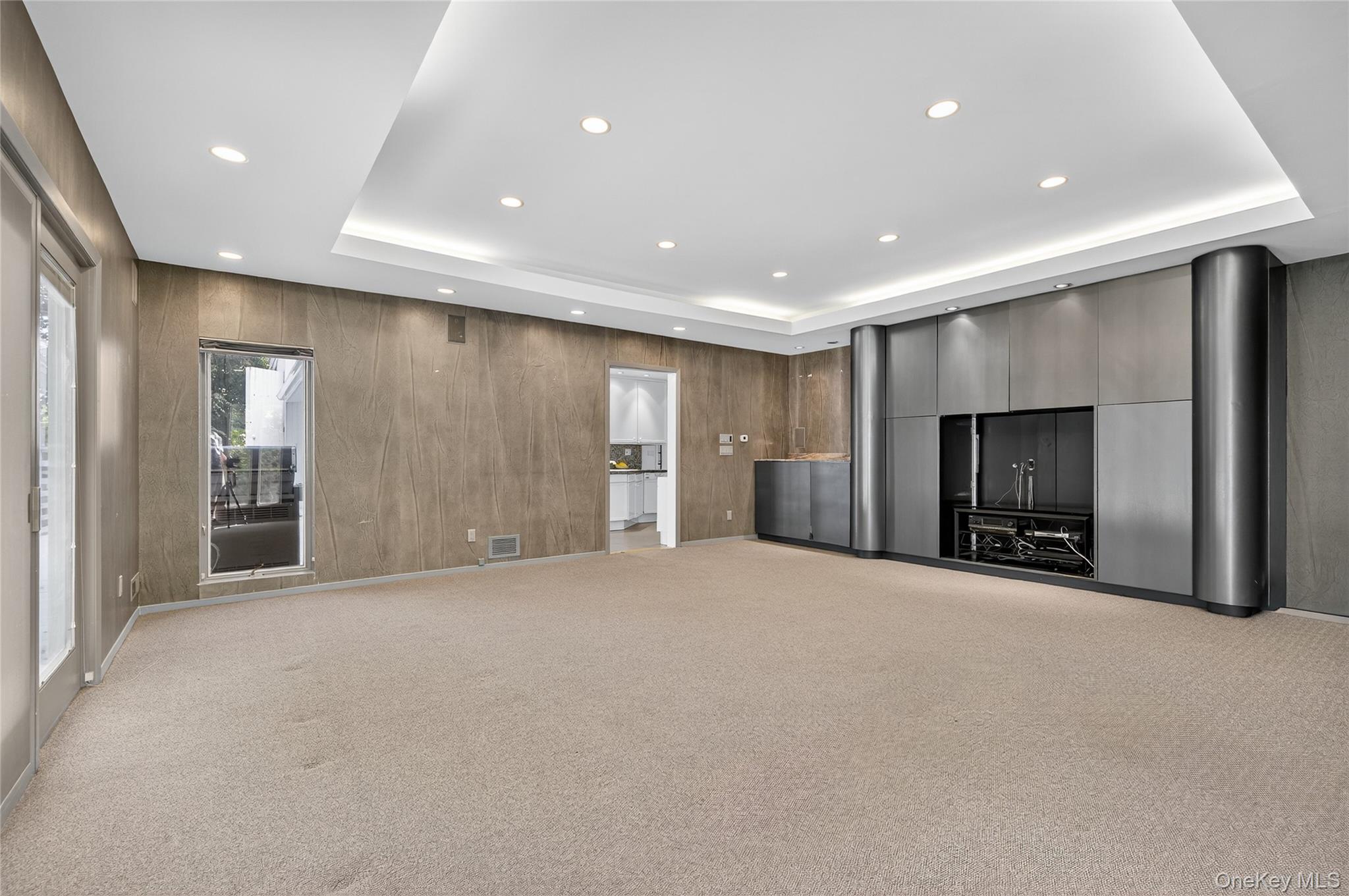 39 Hummingbird Drive, East Hills, NY 11576