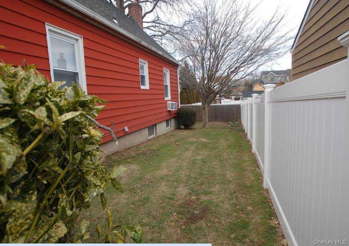 7 Miles Avenue, Albertson, NY 11507