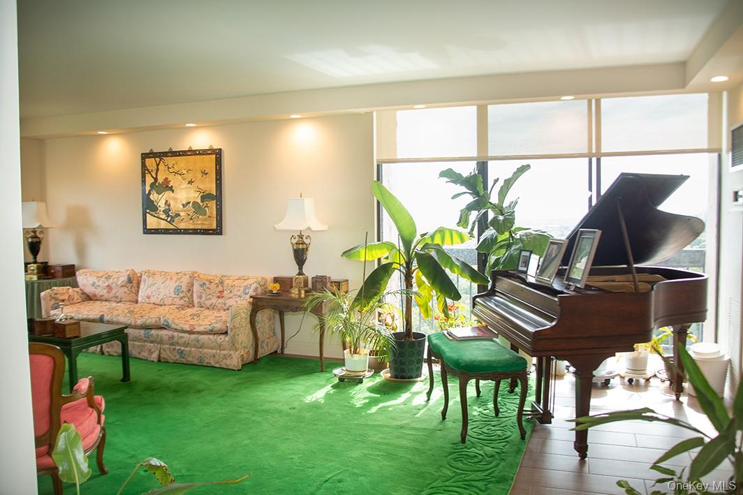 27110 grand central Parkway # 19V, Floral Park, NY 11005