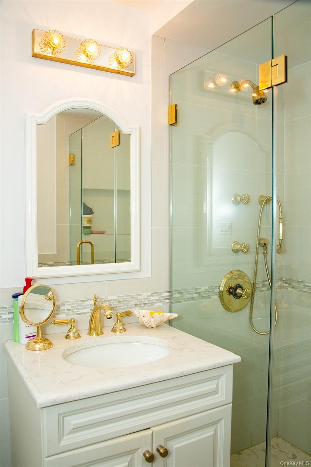 27110 grand central Parkway # 19V, Floral Park, NY 11005