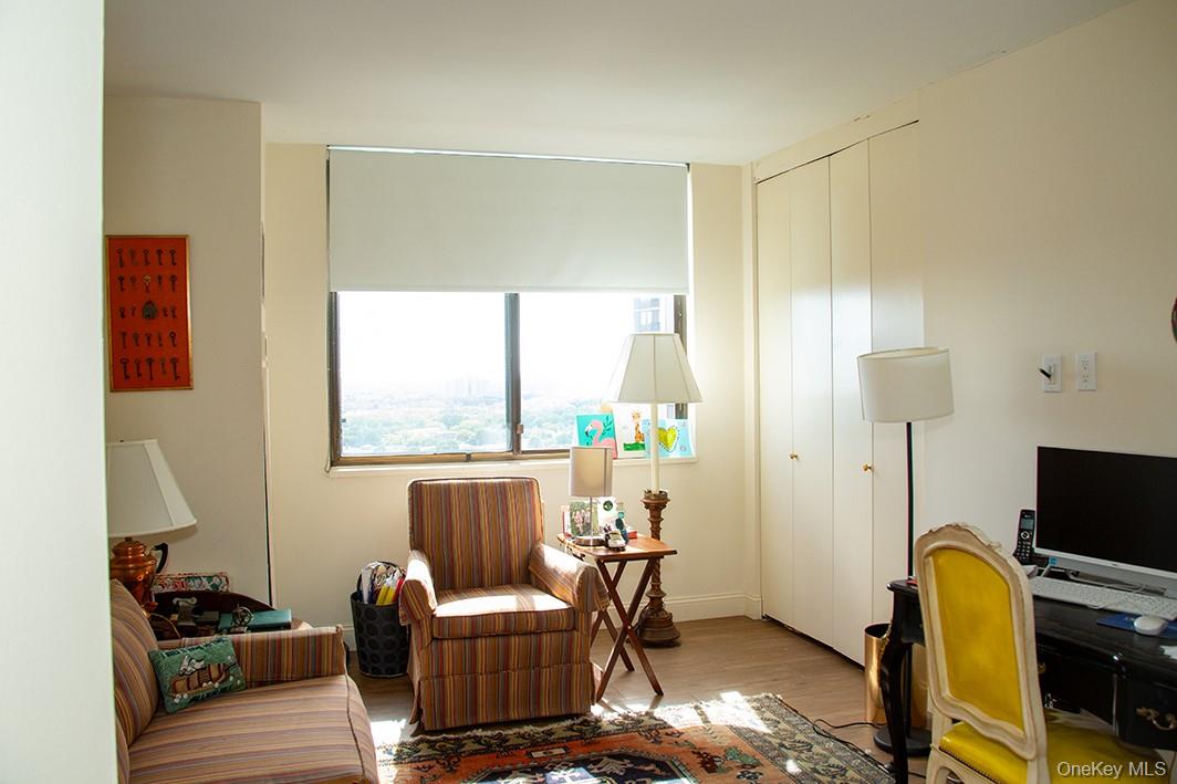 27110 grand central Parkway # 19V, Floral Park, NY 11005