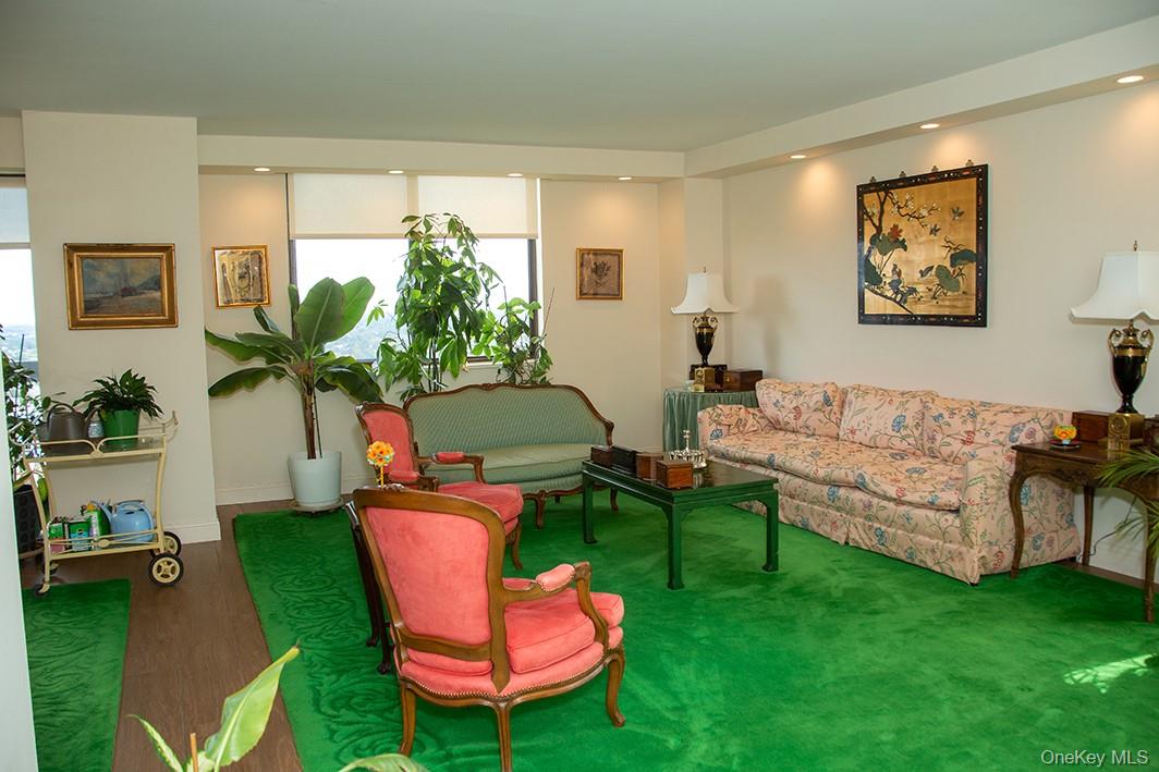 27110 grand central Parkway # 19V, Floral Park, NY 11005