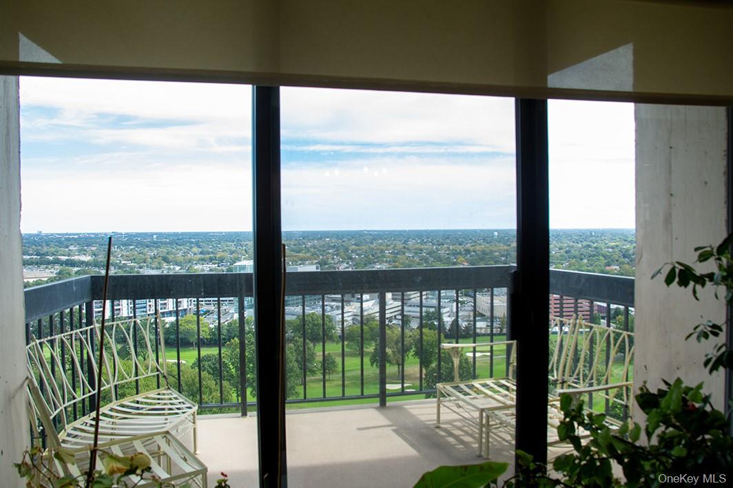 27110 grand central Parkway # 19V, Floral Park, NY 11005