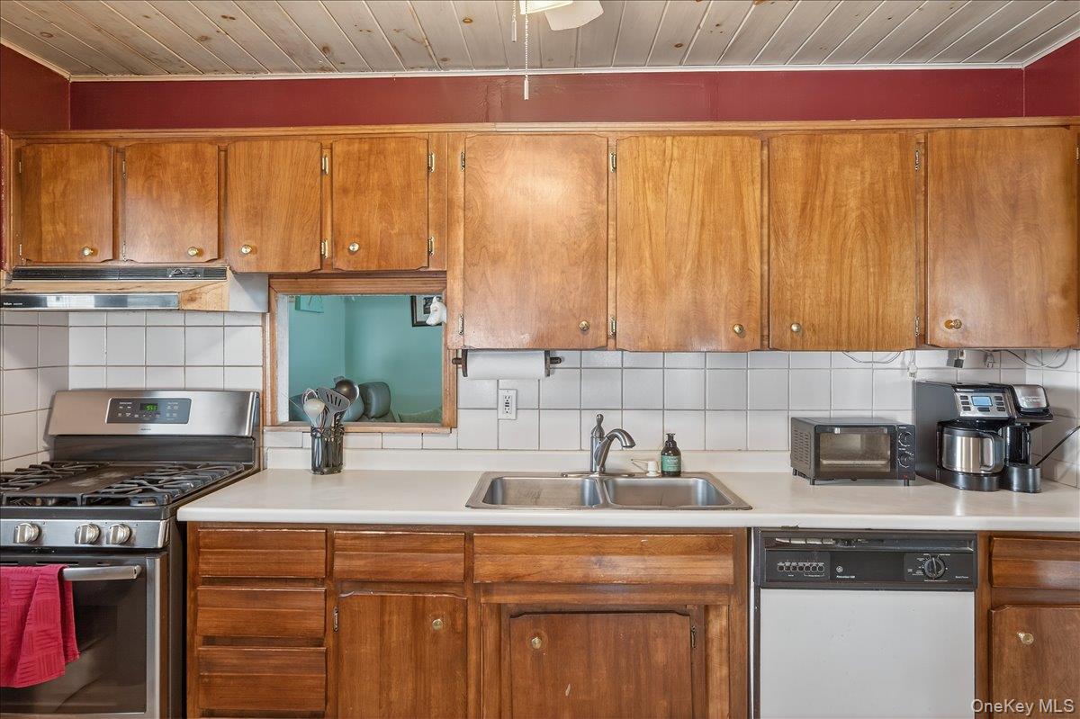 149 Avenue C, Holbrook, NY 11741