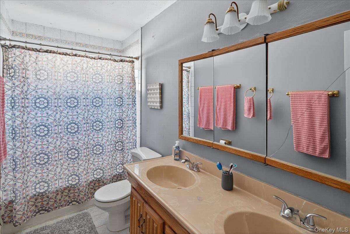 149 Avenue C, Holbrook, NY 11741