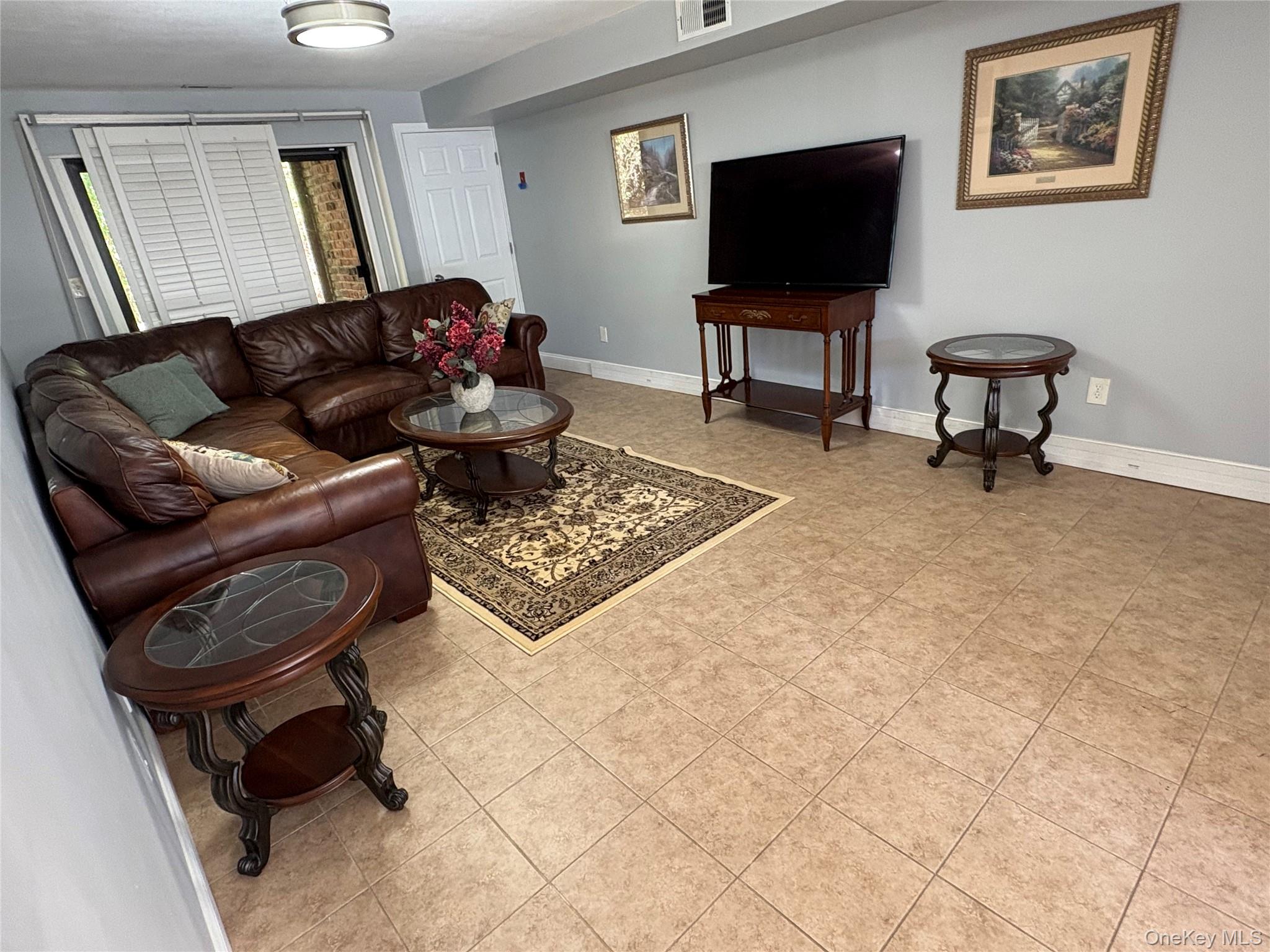 33 Newbrook Lane # 33, Bay Shore, NY 11706