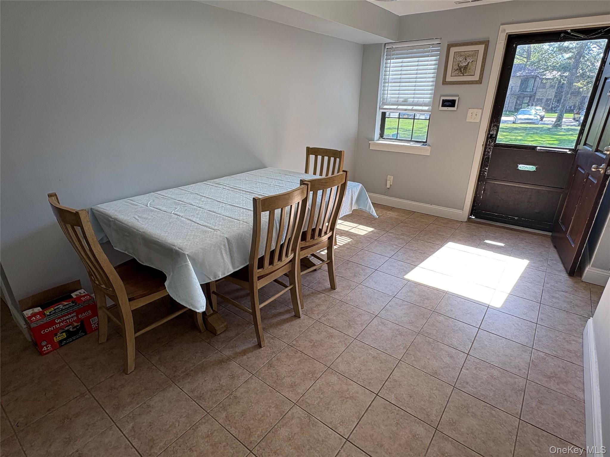 33 Newbrook Lane # 33, Bay Shore, NY 11706