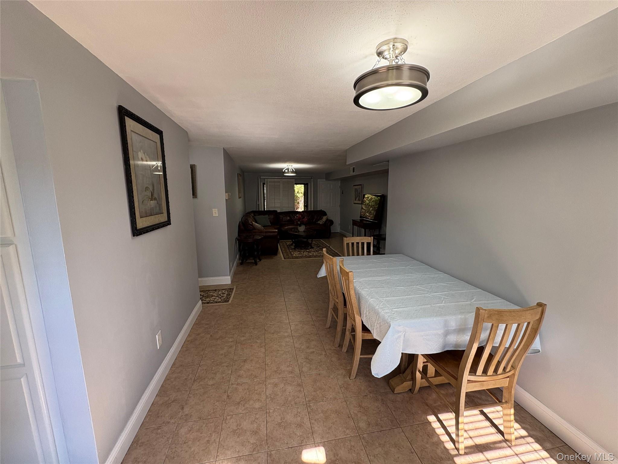 33 Newbrook Lane # 33, Bay Shore, NY 11706