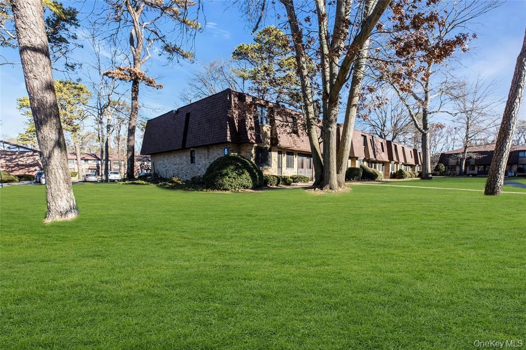 33 Newbrook Lane # 33, Bay Shore, NY 11706