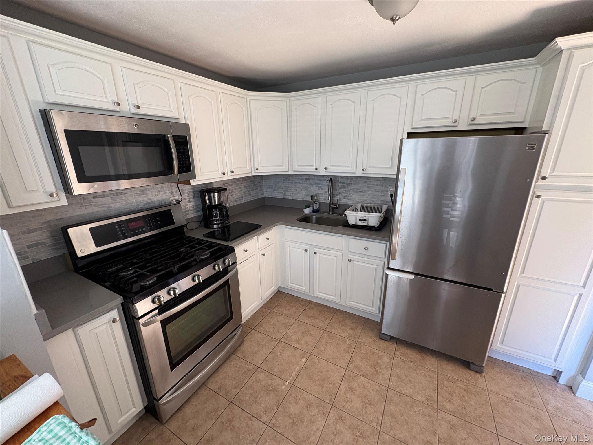 33 Newbrook Lane # 33, Bay Shore, NY 11706